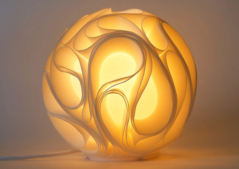 Leora Gravity Sculpted Stolná Lampa – organická 3D lampa LEORA od Printhia, pohľad 1
