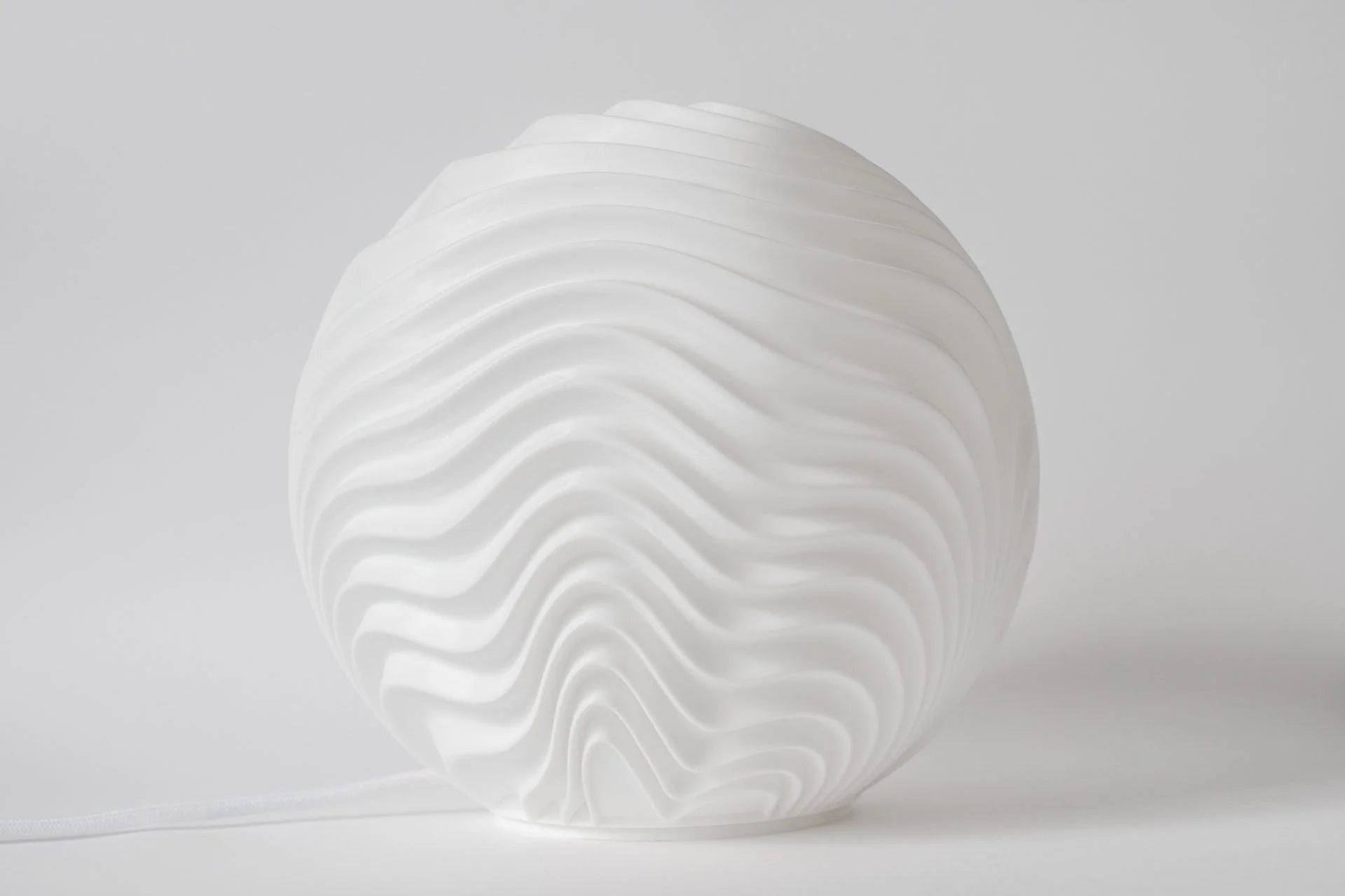 Leora Dune Sphere Lampa – organická 3D lampa LEORA od Printhia, pohľad 3