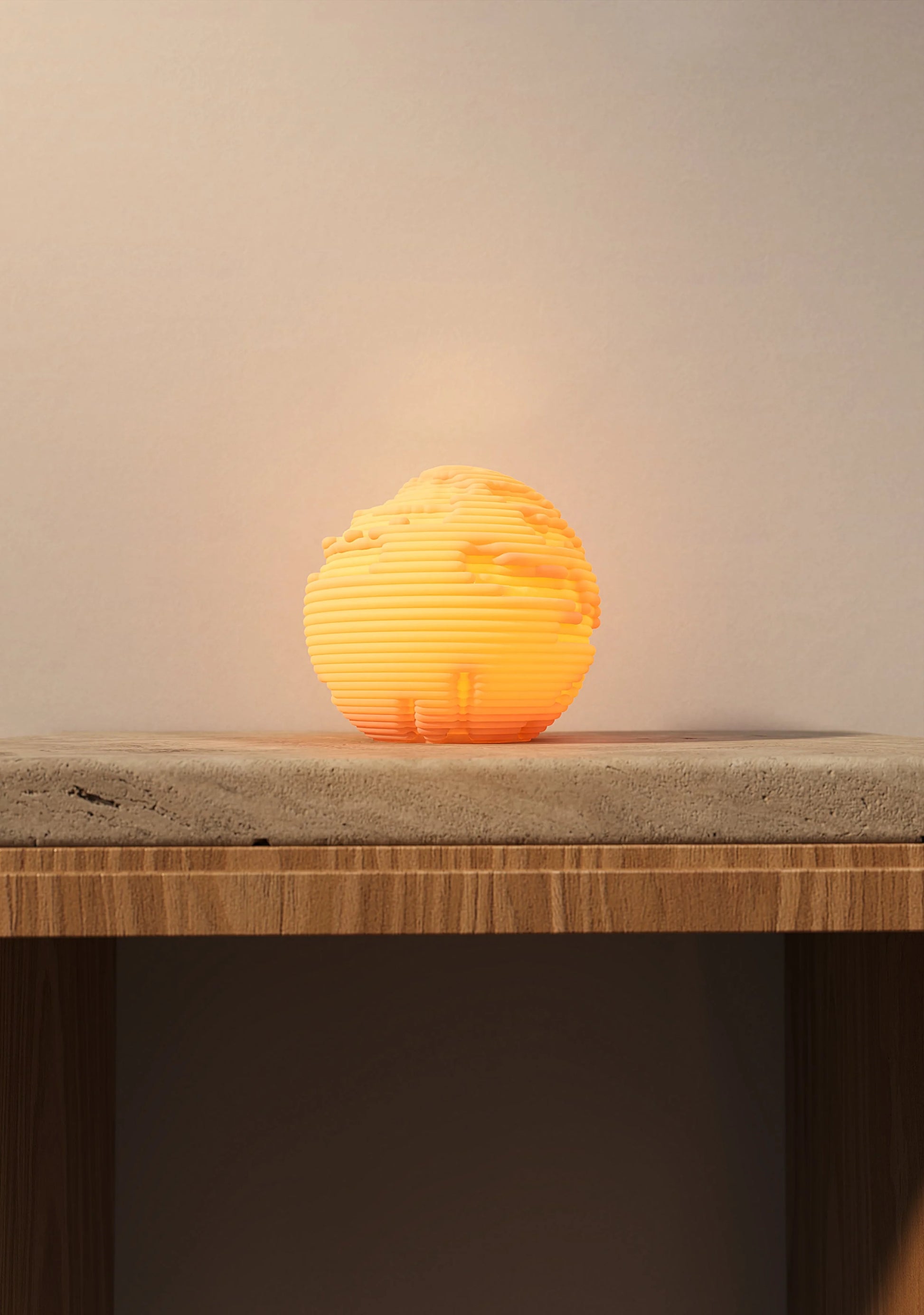 Detail vrstvených hrebeňov na povrchu lampy Lumira Orbis Mini