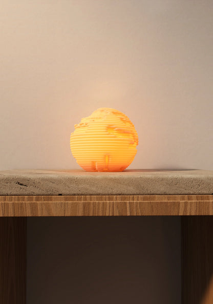 Detail vrstvených hrebeňov na povrchu lampy Lumira Orbis Mini
