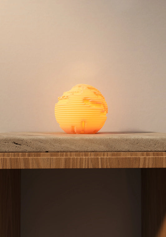 Detail vrstvených hrebeňov na povrchu lampy Lumira Orbis Mini