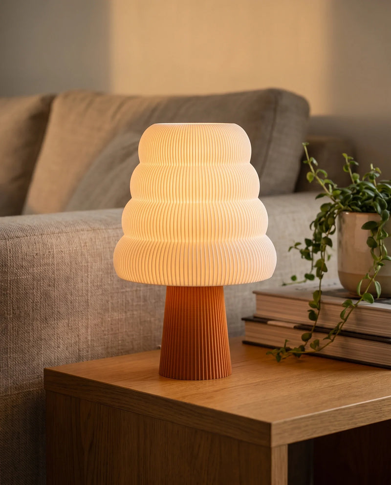 KUMO modulárna stolová lampa, rozsvietená, na stolíku