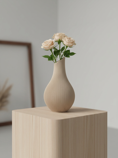 Shizu Japandi Vase s čerstvými ružami.