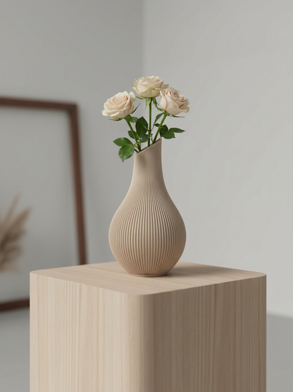 Shizu Japandi Vase s čerstvými ružami.
