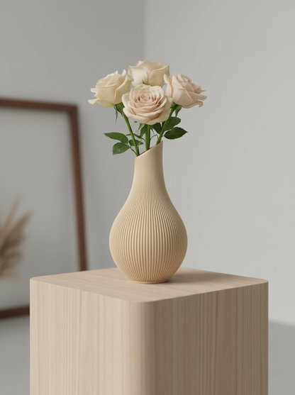 Shizu Japandi Vase s čerstvými ružami.